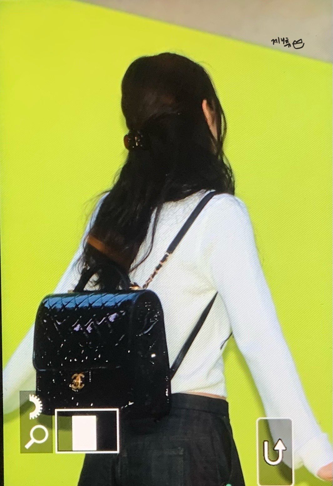 X JENNIE STYLE JENNIE TAMBURINS PERFUME JENNIExTamburinsExhibit 220927 JENNIE wearing CHANEL Patent calfskin backpack 4 700 Rp 71 065 000 https t TUmCFGg8D7 X