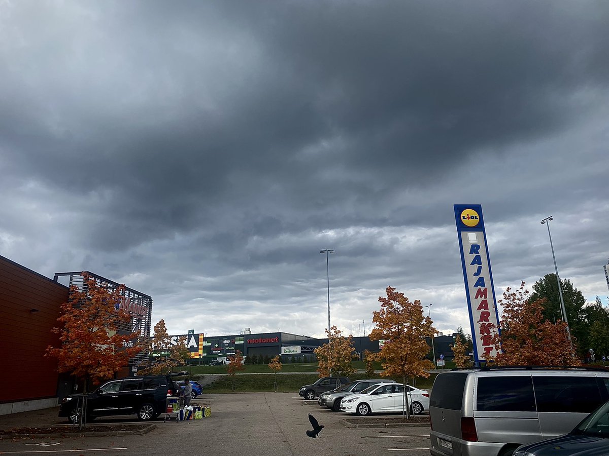 YrjoAho's tweet photo. 27.9.2022 #streetphotography #Imatra #Finland #Venäjä #Russia #rajakauppa #hamstraus #paniikki #ifindoubtclick #sää #pilvet #syksy https://t.co/prrCh7UEUs