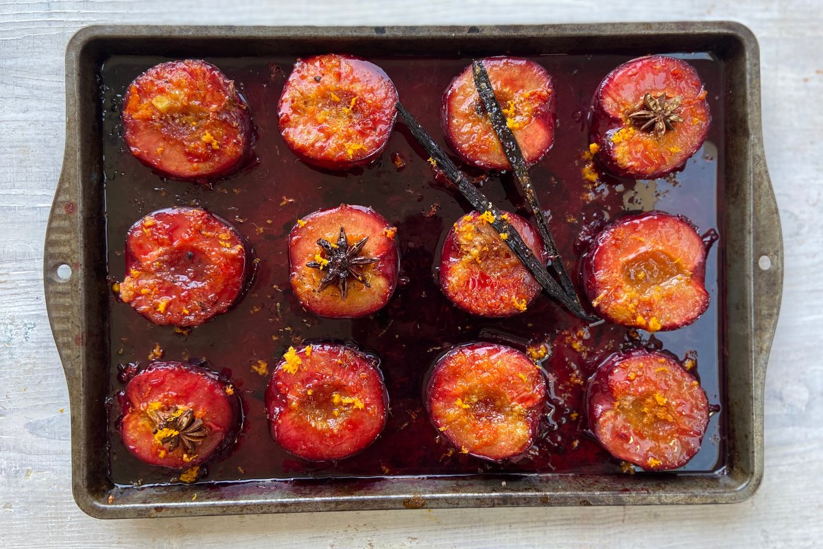 👀 Your reminder to get yourself some delicious, in season plums.

Members can find these roasted delights in The Kitchen area of the Lose Learn Live hub. Top with a dollop of yoghurt and your favourite Jane Plan breakfast.