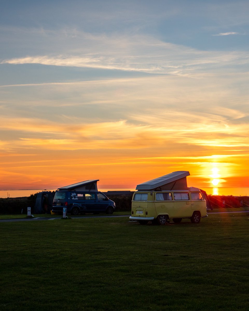 CosterJohn's tweet photo. Over 50 years of evolution separate this pair of VW campers, but the basic principle remains similar! #vwcampervan #baywindowcamper #lowlightbaywindow #t2camper #sunset #cornwall https://t.co/QvMLwOauGh