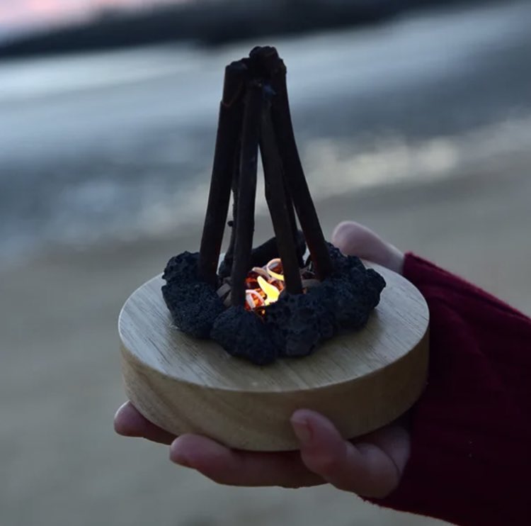 국립유해박물관의 기록, 유해기담을 구매해주신 감사한 분들께 보답하고자, 후기 이벤트를 진행합니다.
해시태그 #유해의_의지가_어느_쪽을_선택할지 와 함께
미디어 트윗을 작성해주시면 참여 가능합니다. 
랜덤 추첨을 통해 뽑은 2분께 레이스의 정취를 담은 모닥불 무드등을 보내드립니다.