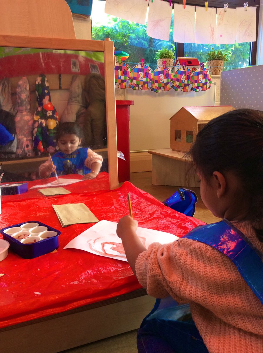 ECS_Keighley's tweet photo. Pre-schoolers loved looking at themselves in the mirror and they painted some amazing self portraits. #50TTD #2whereAmI?#11makingconnections #20miniartist https://t.co/AjaUD0otsv