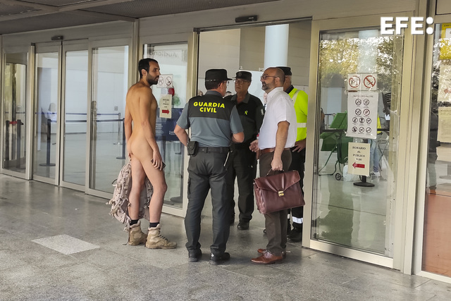 Hombre acusado de exhibicionismo lo vuelve a hacer y llega sin ropa a su  juicio | Mundo | NoticiasCaracol