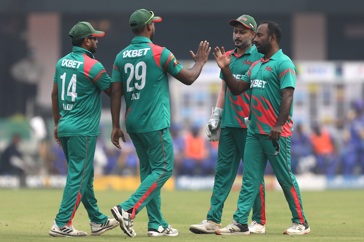 That's 2 more wickets for the Bangladesh Legends!

#RoadSafetyWorldSeries #RSWS #BangladeshLegends #TeamBangladesh