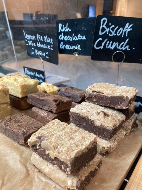 70marklane's tweet photo. Today🧁 A'Js Cakes &amp; Bakes 🧁@ajscakesandbak1 is with us to sweeten this rainy day 💦 #ajscakesandbakes #cakes #sweet #homemade #treats #artisan #70marklane  #london https://t.co/3ZYIfJs3CS