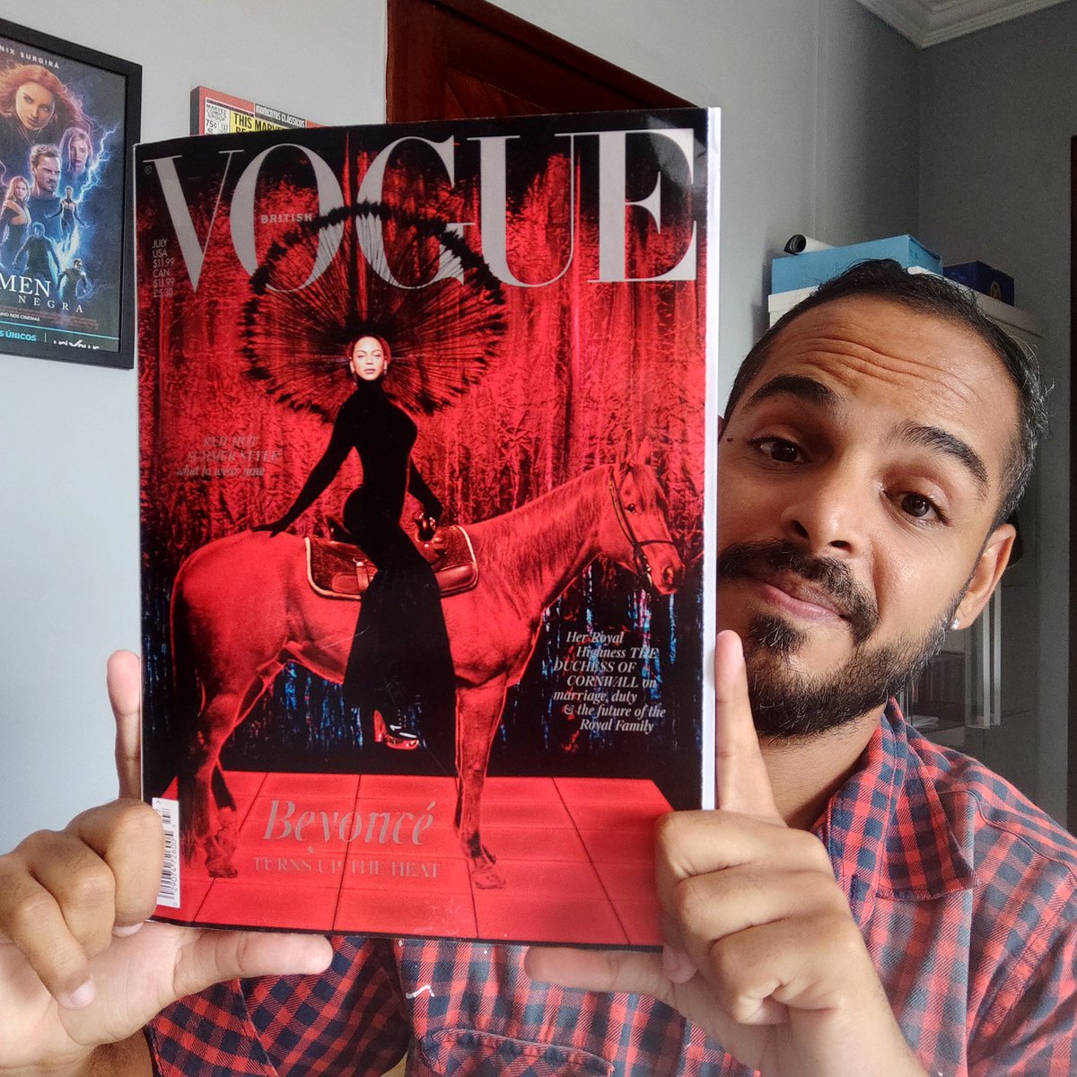 fernandodiegoxb's tweet photo. Aaaehh! Cheguei na era Renaissance ❤️ Já tô com a Vogue Britânica da Beyoncé na minha coleção. Essa é a edição de Julho de 2022. Confere mais em https://t.co/780z7Ae8xa ⭐😬🥰 #beyonce #BeyonceVogue #beyoncécollection #BeyonceColeção #BeyonceFan #beyoncecover https://t.co/BhKj0QJjTq