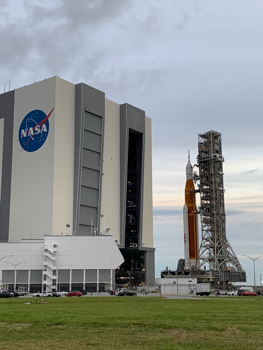 NASAGroundSys's tweet photo. The #Artemis I stack has arrived at High Bay 3 of the Vehicle Assembly Building at @NASAKennedy. Teams are about to extend the crew access arm (CAA) prior to entry. https://t.co/VxayTOzVPG