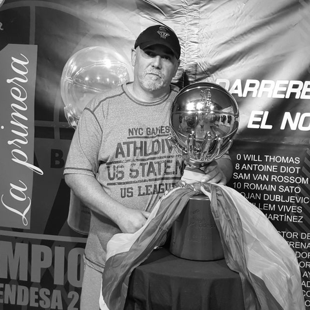 valenciabasket's tweet photo. 𝐃𝐞𝐬𝐜𝐚𝐧𝐬𝐚 𝐞𝐧 𝐩𝐚𝐳, 𝐉𝐚𝐯𝐢𝐞𝐫 😔

Esta mañana hemos recibido la triste y dolorosa noticia de la muerte de @14javierperez, "El Oso", aficionado toda la vida del club e incansable viajero con nuestros colores a cada #CopaACB 

Buen viaje, Javi 🧡 https://t.co/NJbDK9HWLH