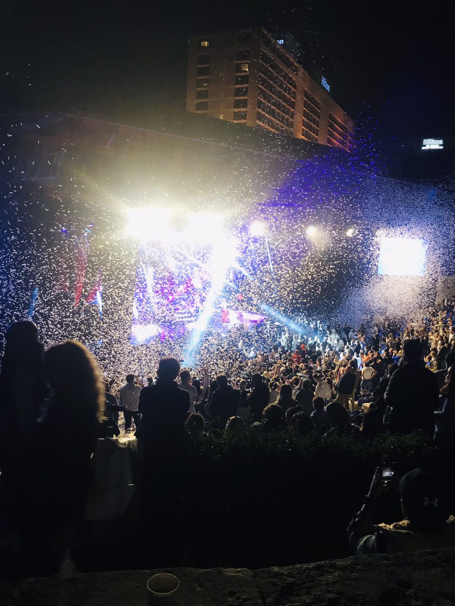 Mükemmel bir konser izledik. Ve bunun yanında İranlı kadınlara saçını keserek desteklemesi,ülkemizde,dünyada tacize,tecavüze,cinayete kurban edilmiş tüm kadınların yanında olduğunu her fırsatta dile getiren <a href="/MelekMosso/">Melek Mosso</a> kalbimizi bir daha fethettin.Yolun açık,sesin hep gür olsun👏🏻