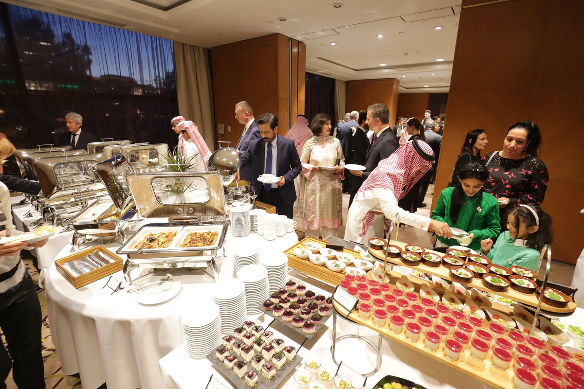 ksacommunityhu's tweet photo. اقامت سفارة خادم الحرمين الشريفين في #بودابست ..
حفل #اليوم_الوطني_السعودي_92 بحضور سعادة السفير عبدالخالق بن رافعة وحضره عدد من الطلبة المبتعثين في #المجر وايضاً من الدوبلماسيين والضيوف.
حيث شارك بعض من الطلاب في تقديم هذا الحفل المشرف. 
#هي_لنا_دار٩٢ #المملكة_العربية_السعودية https://t.co/y1dokRN433