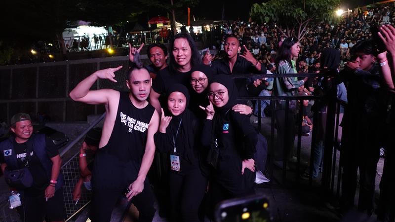 JOGJAROCKARTA! 🔥
 
To play at <a href="/jogjaROCKarta/">JOGJAROCKARTA</a> and meet many who have supported us in our journey was beyond our expectations.  
Thank you <a href="/RajawaliIndo/">Rajawali Indonesia</a> for the chance to play one of the best festivals ever, and to all of you who rocked with us 🤘🏽
 
#VOB
#VoiceOfBaceprot
#jrf2022