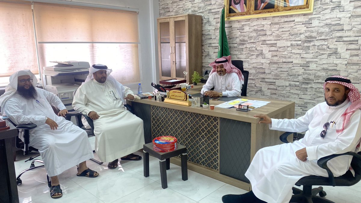 تشرفت اليوم بزيارة الاحبه الكرام الاستاذ محمد احمد عجيم عراب اللغه العربيه ومشرفها والدكتور البارع يحي بجاد والحبيب المبسم دوما محمد علي سعيد مساعد رئيس الاشراف قامات تعليميه اشرف بهم