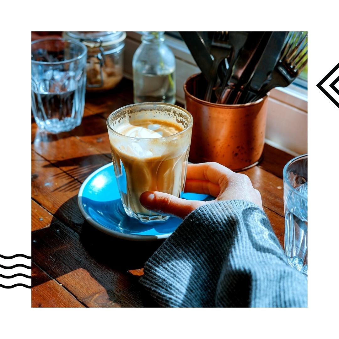 A Dirty chai, because nothing beats Chai + Espresso on days that require an extra hit of caffeine 🤗
••••
#chalochai #chalotribe #huginamug #chailatte #funkyfeelgoodfood #breaktime #mondaymood #chalo #instadrinks #chalocompany