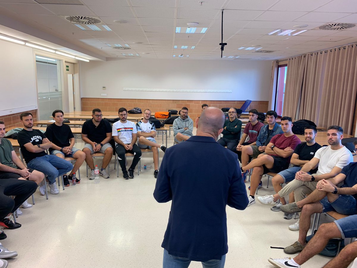 🚨Arrancamos #MIMEVR23 con <a href="/PacoLopezEntre1/">Paco López</a>, <a href="/nico_bosch/">Nico Bosch</a> y Toni López. “La coherencia es darle el protagonismo a quien verdaderamente lo tiene, el jugador” 🧠⚽️