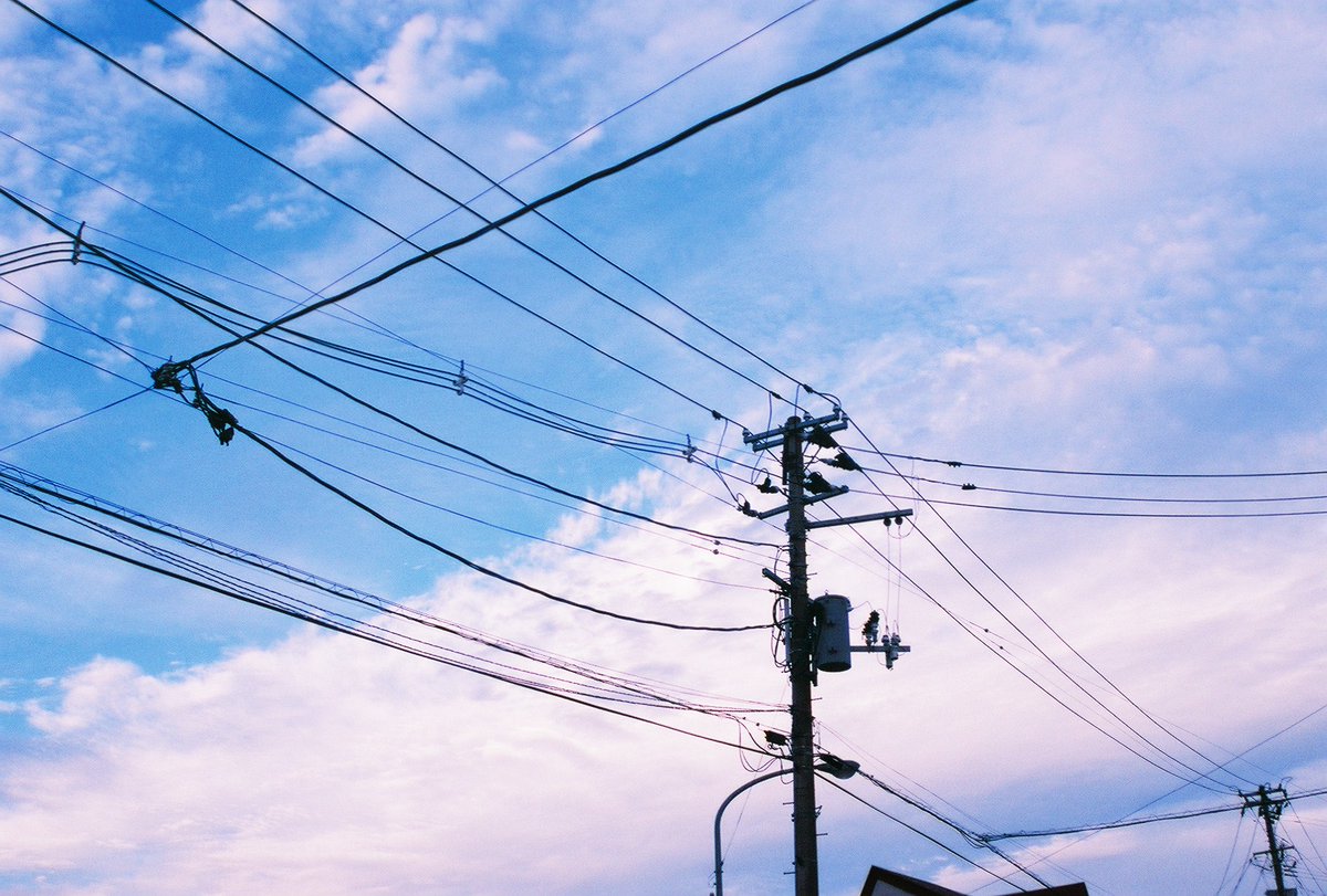 「いつの日も」
こう日常は守られていく。
#日常 #everyday #電柱 #utilitypole #電線 #electricwire #空 #sky #青空 #bluesky #雲 #cloud #フィルムカメラ #filmcamera #pentax #カメラ好きな人と繋がりたい #写真好きな人と繋がりたい #写真撮ってる人と繋がりたい #日本 #japan #東北 #tohoku