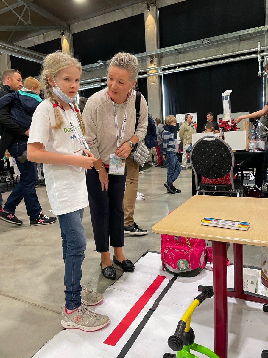 Beim Deutschlandfinale in #Chemnitz gab es dieses Jahr zum ersten Mal den #Fujitsu-Innovation-Award. Felicitas Birkner von Fujitsu ließ sich die Projekte der Kategorie Future Innovators erklären. 

#myrobotmyfriend #mint #technik #bildung #robotik #roboter #wro2022de #wro2022