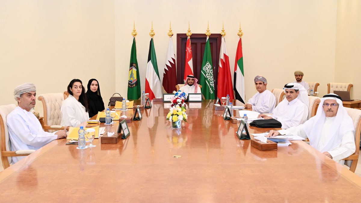 CTAPA_GCC's tweet photo. اللجنة الإشرافية لمركز الترجمة والتعريب والاهتمام باللغة العربية بدول مجلس التعاون تُناقش في اجتماعها الأول بمسقط عددا من المواضيع منها: مشروع الخطة الاستراتيجية للمركز، ومشروع إصدارات المركز حول اللغة العربية، ونشر الكتب المترجمة @GCCSG https://t.co/VLpKTWErMz