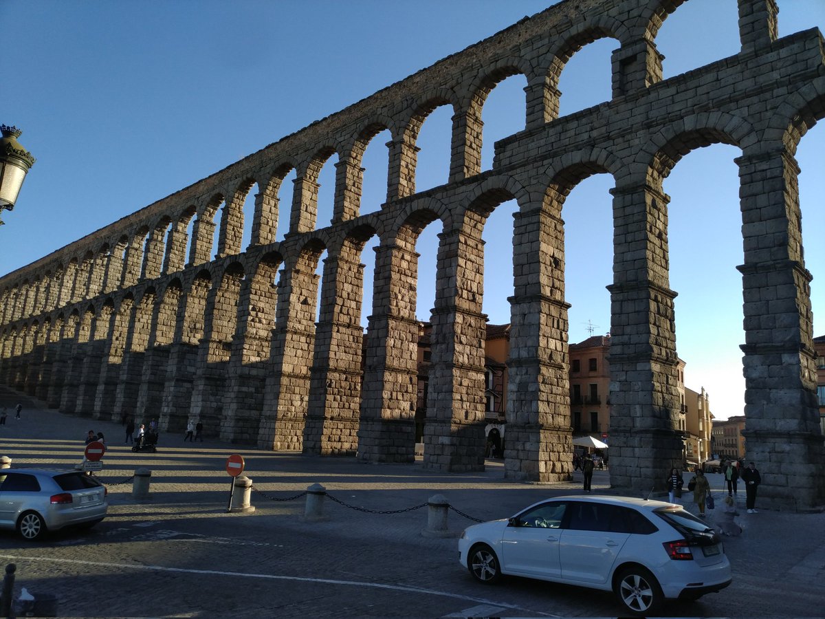 MarePatidoraVal's tweet photo. Ascolteu, si algu am tira de menos es que astic an lo meu Manolo de viache, mon em anat a vorer el acueducto de Segovia que servidora no uavia vist mai an persona. Pero la mare continua vigilanvos... https://t.co/HHTh5rUIqh