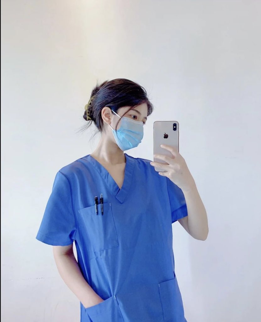 weibaoya0's tweet photo. 白大褂or手术服，那个好看私信告诉我 https://t.co/wJKpgT7kHU