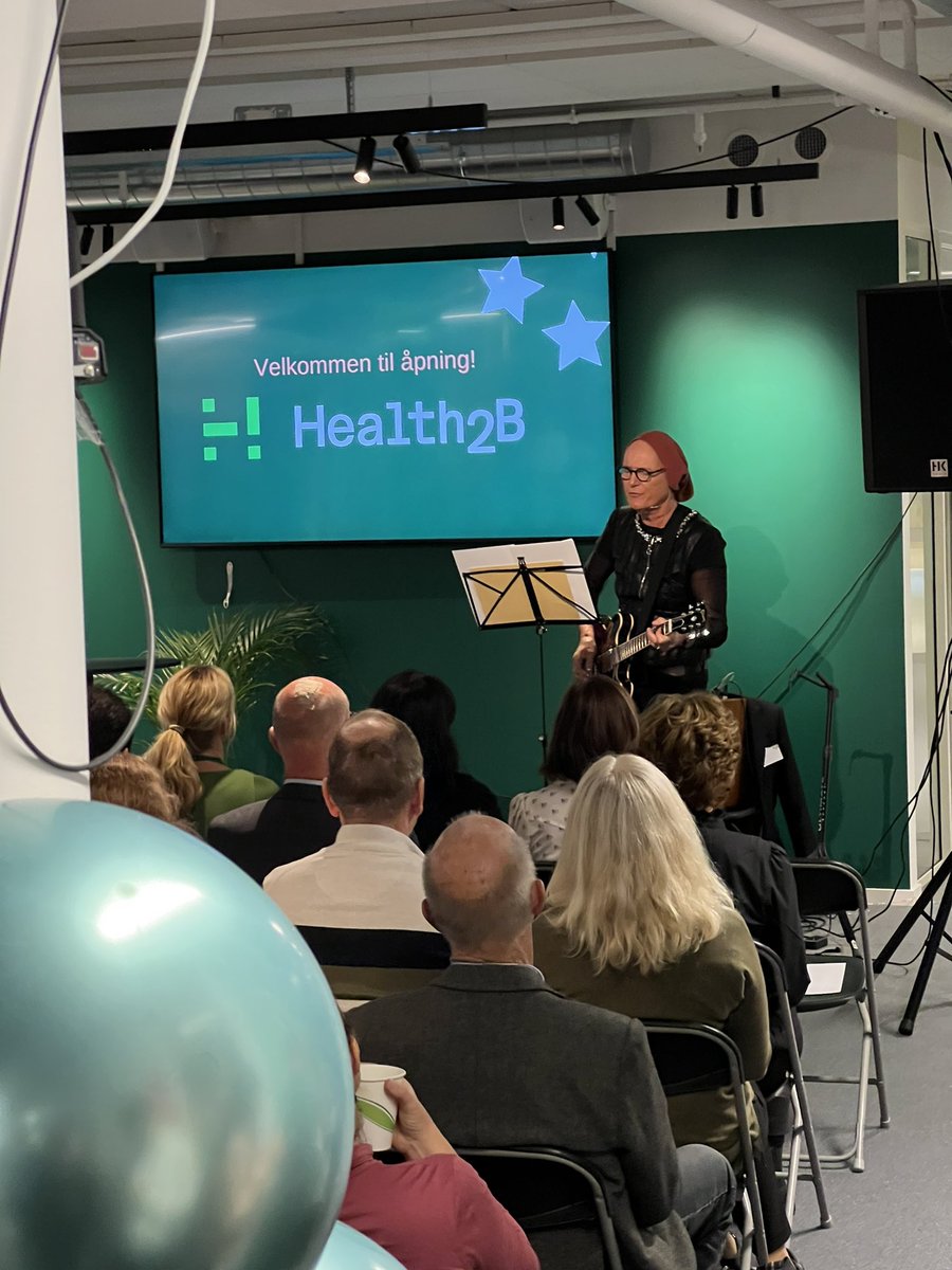 På åpningen av #health2b med  <a href="/NorwayHealthTec/">Norway Health Tech</a> og <a href="/Oslounivsykehus/">Oslounivsykehus</a> Gratulere med en flott innovasjonsarena. Full sal når framtidens pasient synger om sine helsebehov😂