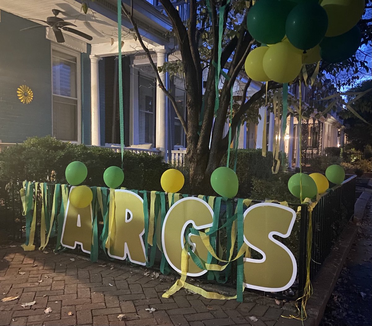 Hey, #AppellateTwitter, check it out—looks like someone in my neighborhood is very excited for oral argument!