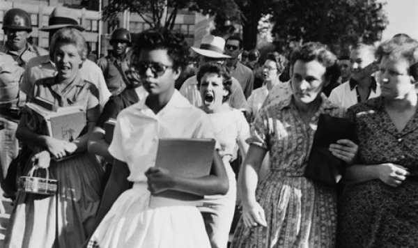 BerthierGilles's tweet photo. Little Rock, 1957, une étudiante empêchée d'entrer dans l'école racialement ségréguée .. Cette conviction.. Ce courage .. Cette photo. https://t.co/rs2Fu8YijK
