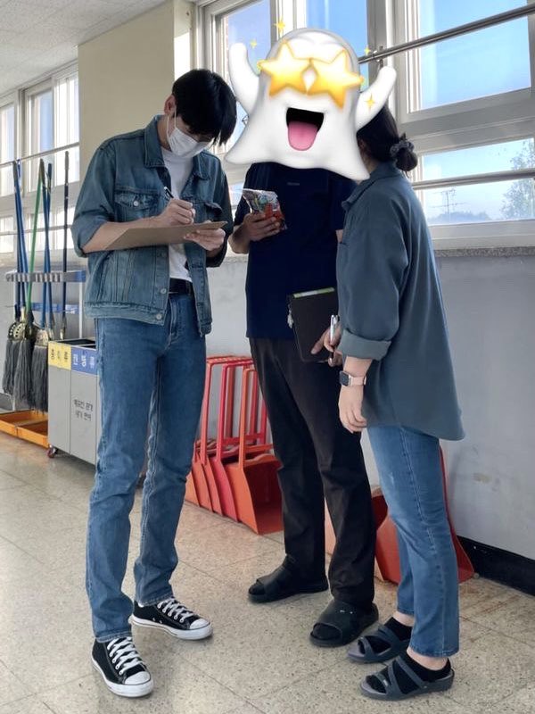 junifreeze's tweet photo. bro i have the same outfit as him today like even the shoes https://t.co/LYO42pGBAl