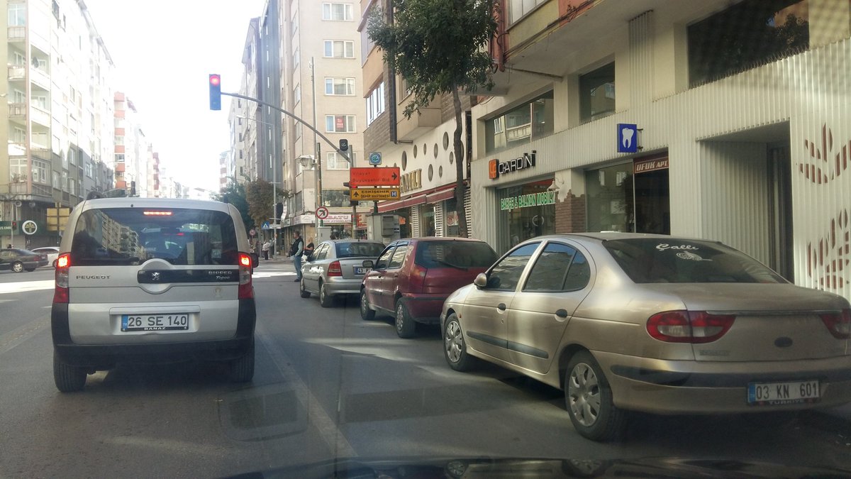 Trafik ışığı dibine park edenler yüzünden  trafik tıkalı. Yunus eme caddesi, 43 RD 377  Nerde 50 mt kuralı. ? #EGM #eskişehiremniyet #eskişehirtrafik #eskişehirvalilik