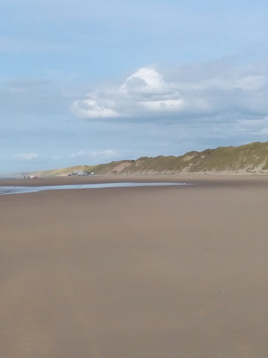 antonteuben_nl's tweet photo. Wij hebben zojuist deze foto toegestuurd gekregen vanuit het strand van Wijk aan Zee richting Castricum. Deze foto is op 14 september genomen. Wat zou dit kunnen zijn? Beoordeel het zelf in de reacties.

#ufo #ufosighting #ufology #ufocatcher #ufosighting https://t.co/cxcwHsHpdS