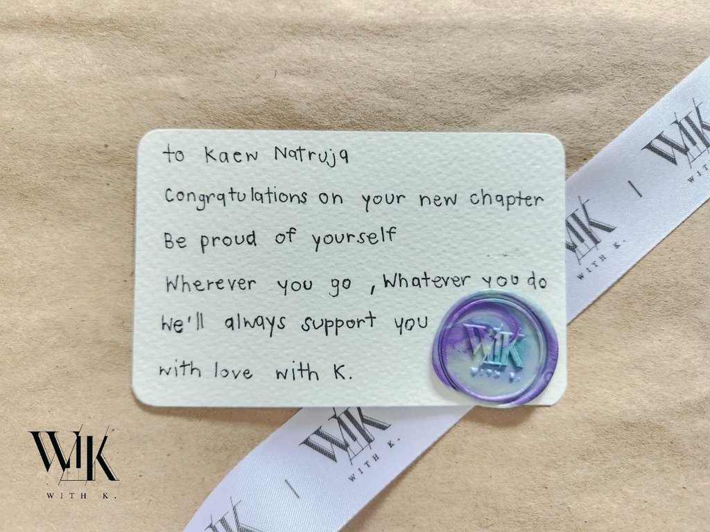 withKaewNatruja's tweet photo. 𝘸𝘪𝘵𝘩 𝘒. 𝘊𝘰𝘯𝘨𝘳𝘢𝘵𝘶𝘭𝘢𝘵𝘪𝘰𝘯𝘴 𝘣𝘰𝘶𝘲𝘶𝘦𝘵𝘴
💐🌹🌺🌷🌻🌸 
วิทเคได้ส่งช่อดอกไม้กับการ์ด ไปแสดงความยินดีกับน้องลูกแก้วคนเก่งของพวกเราด้วยนะคะทุกคน ถึงมือน้องเรียบร้อย เห้อ ภูมิใจ ดอกไม้สวยแล้วยังสวยสู้ลูกไม่ได้ แสนสวย แสนเก่ง KAEW SOLO DEBUT #KaewBNK48 #KaewNatruja https://t.co/19ol4qxeJQ