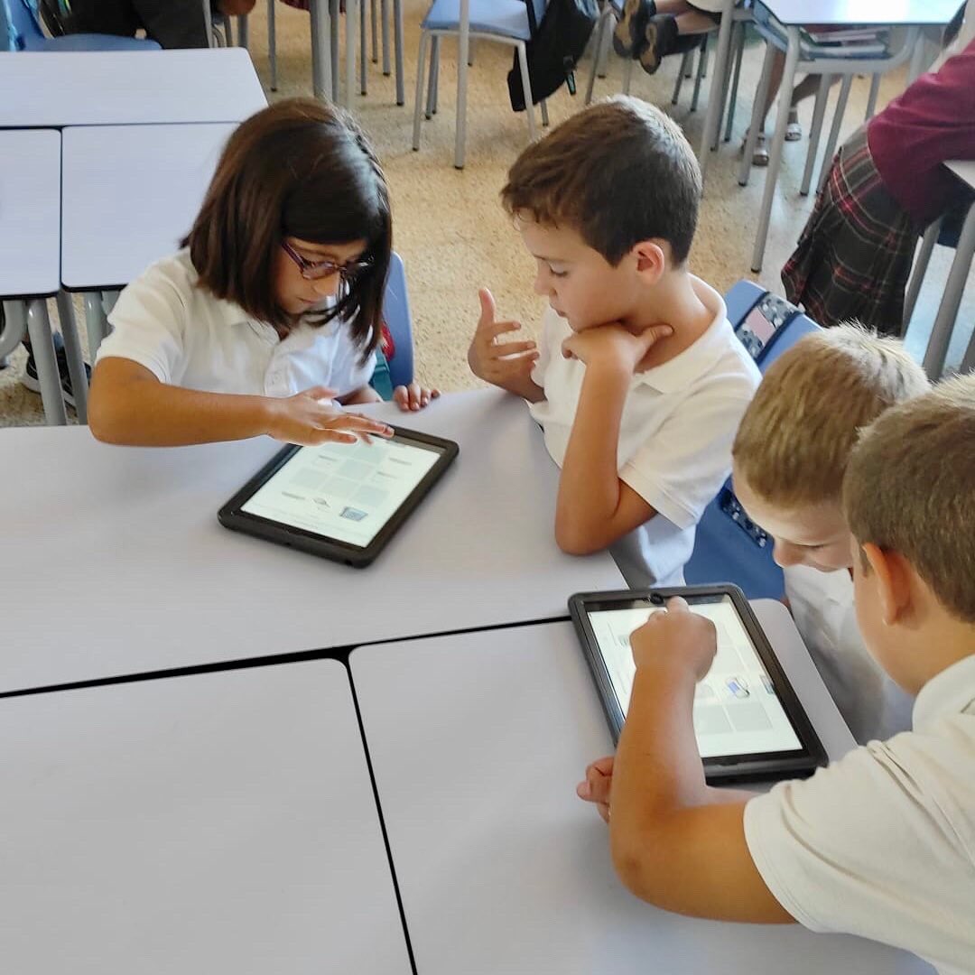 manyanetblanes's tweet photo. #2nEP Parts of a computer!🤗💻📱We learn playing games! #josocmanyanet #juntsanemméslluny #blanes #computers https://t.co/YFBGOA218U