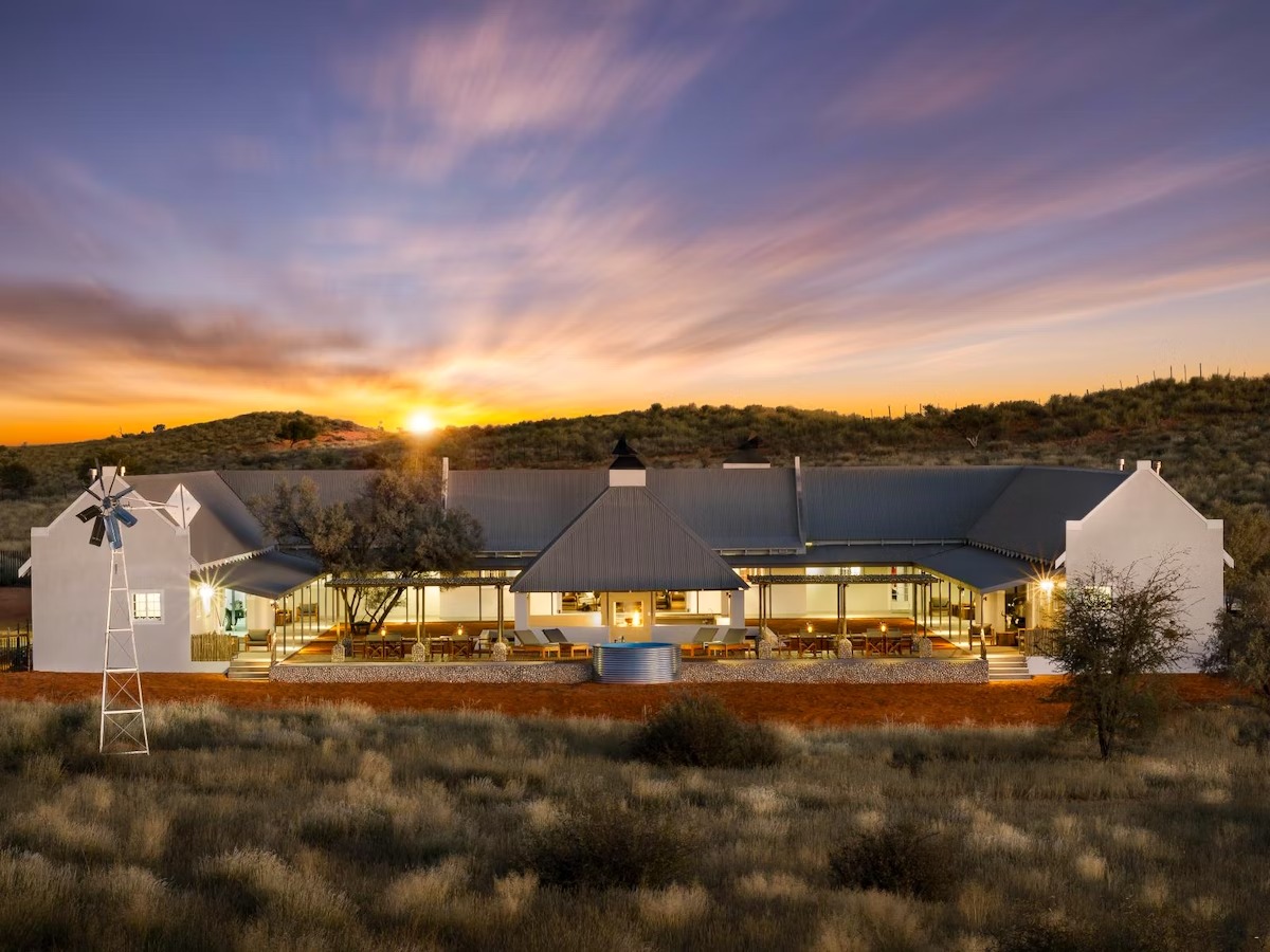 Come and shake off your worries in the #Kalahari! At Drumsheugh Farmstead and Cattle Farm in the heart of the Green Kalahari offers accommodation in a large, luxurious farmhouse and cottage, making it ideal for a family and group getaway. bit.ly/Drumsheugh_TG