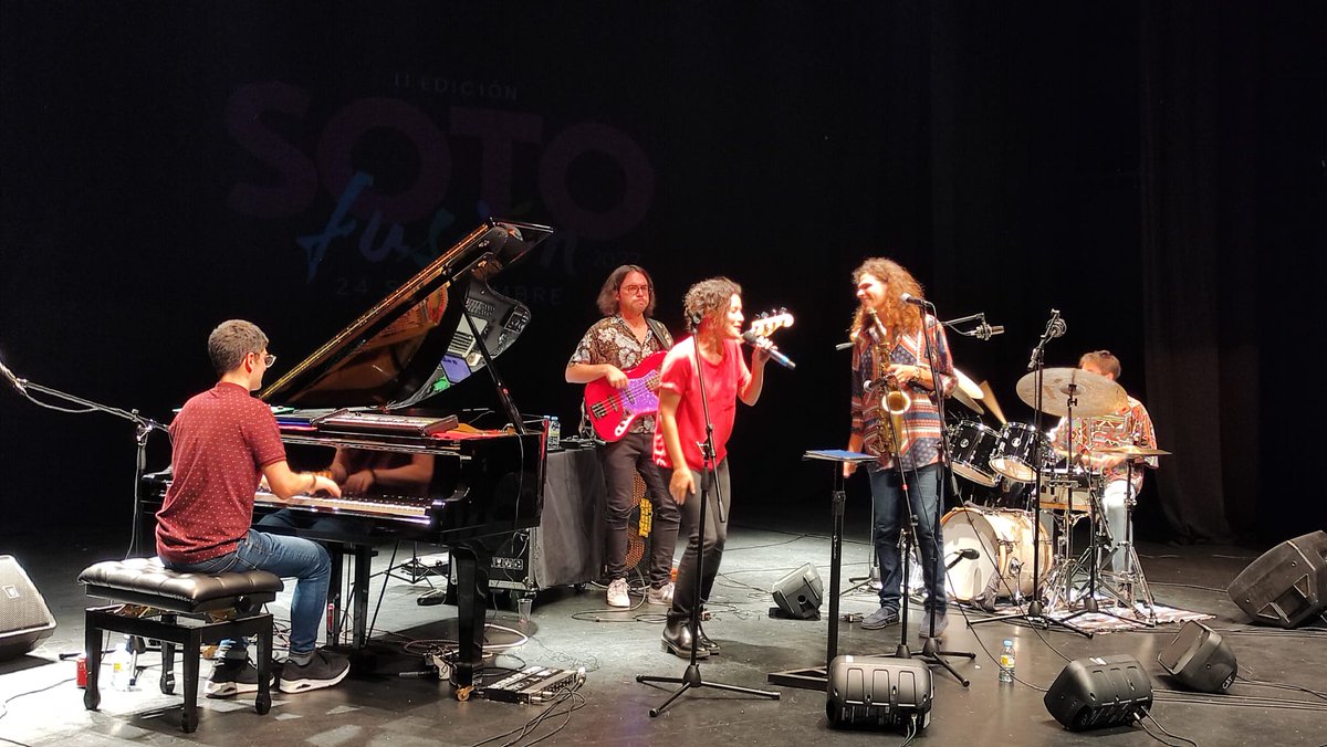 aytosotodelreal's tweet photo. 🎷¡QUÉ GRAN FINDE!
Hemos puesto ritmo musical con #SotoFusión gracias a los artistas @Sheila_Blanco_, #AntonioLizana y #DavidSancho 👏
🍸Y con #VermutJamSesion con el grupo #CalvinClean y los combos formados por alumnos de la Escuela de Música municipal
¡Gracias! #ViveSoto https://t.co/Non6bKn3xC