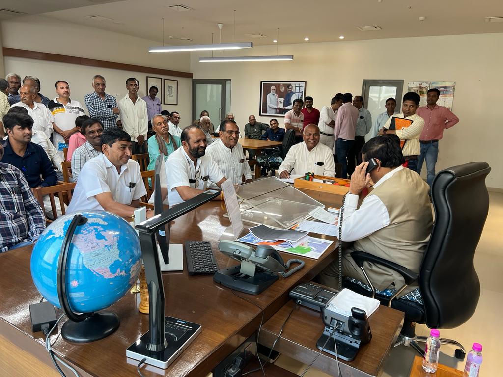 આજરોજ સ્વર્ણિમ સંકુલ-2, ગાંધીનગર ખાતે ગુજરાત રાજ્યના વિવિધ વિસ્તારોમાંથી આવેલ અરજદારોના પ્રશ્ર્નો સાંભળી યોગ્ય સૂચનાઓ આપી હતી.