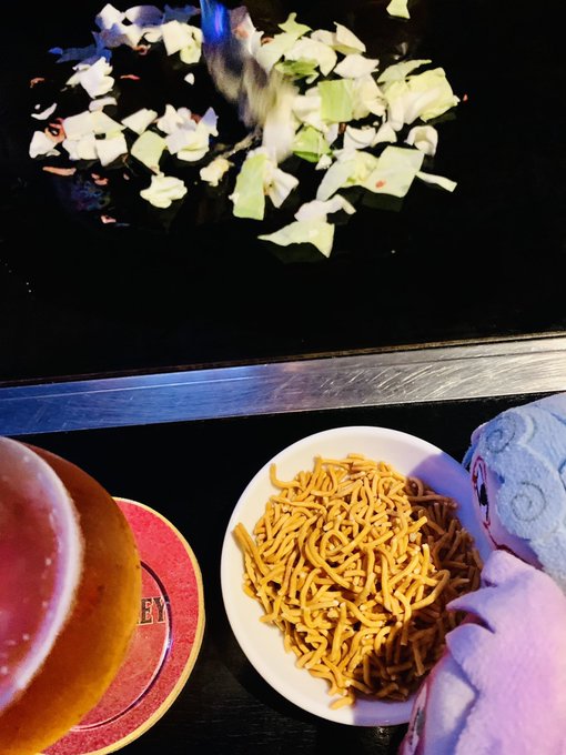 お客様お客様!!困ります!!あーっ!!!お客様!!それはもんじゃ焼きに入れるためのベビースターでお客様のおやつではございません 
