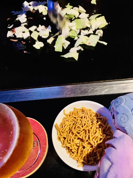 お客様お客様!!困ります!!あーっ!!!お客様!!それはもんじゃ焼きに入れるためのベビースターでお客様のおやつではございません 