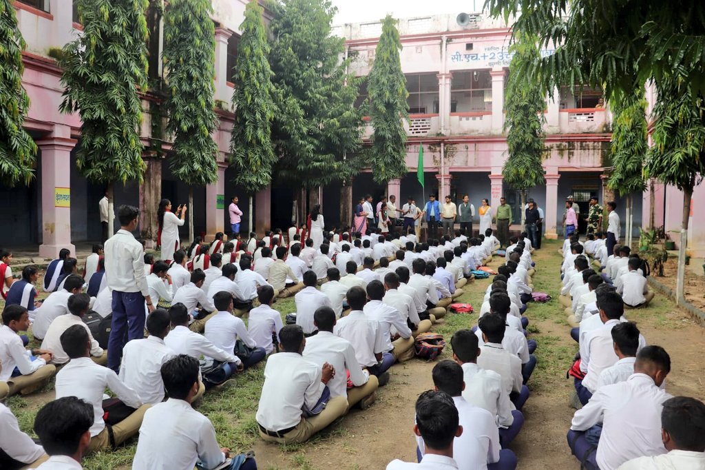 dckoderma's tweet photo. आज कोडरमा प्रखंड अंतर्गत परियोजना बालिका उच्च विद्यालय, सीडी बालिका उच्च विद्यालय एवं सी एच प्लस टू उच्च विद्यालय का औचक भ्रमण कर शिक्षकों को #Project_IMPACT के तहत दिये गये प्रशिक्षण के बाद स्कूल में हुए बदलाव को जाना।(1/2)
@JharkhandCMO @EduMinOfIndia @prdjharkhand https://t.co/N5StahOj6M