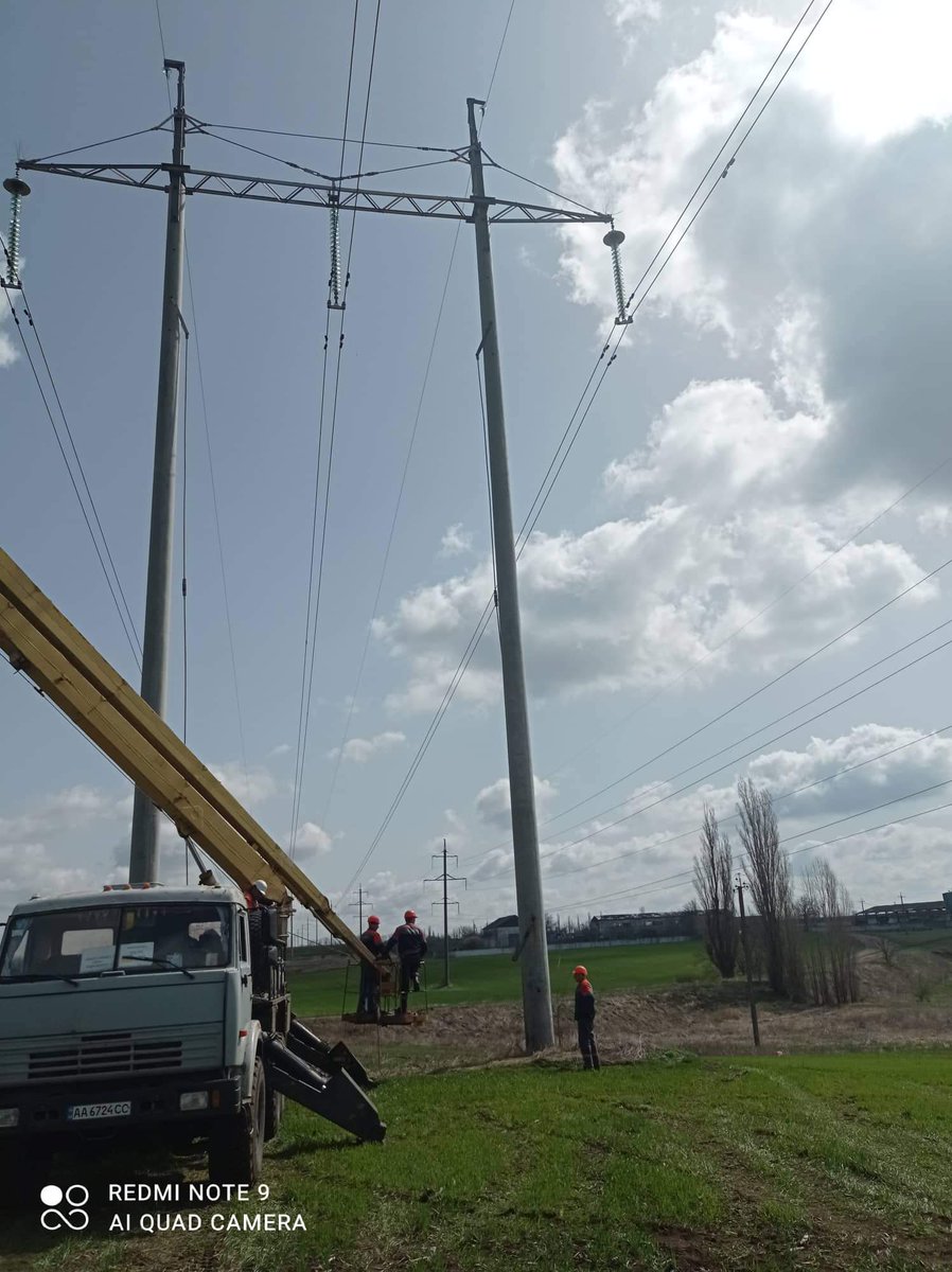 NPCUkrenergo's tweet photo. 💬“On the last day of emergency repairs on the power line, our guys witnessed an aerial battle. Features of the wartime... But, aside from this, it is our everyday work,” tells Andrii, section foreman of the linear equipment unit.

➡️ https://t.co/Tw2K9gFMOi https://t.co/2t0lh5D1Qj