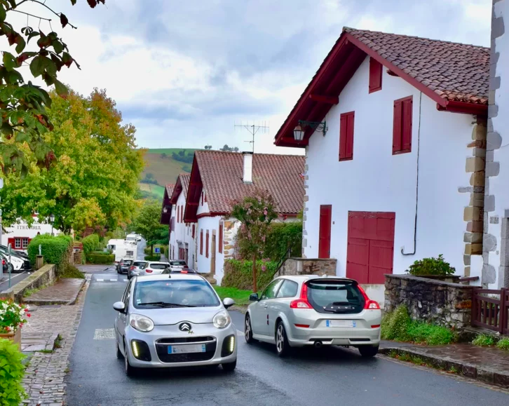 MediabaskInfo's tweet photo. Ainhoa, un village victime du trafic automobile https://t.co/QxkeoxXv74 #pollution #surfrequentation #paysbasque https://t.co/ZuojsC2JQb