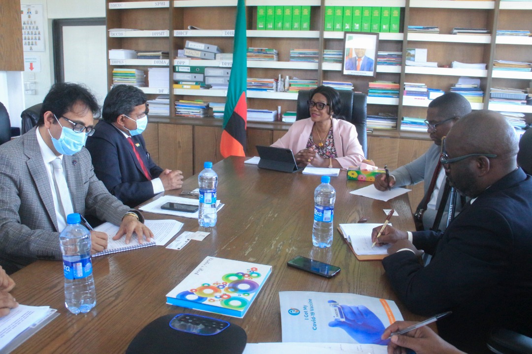 SimonMwila4's tweet photo. The India high Commissioner to Zambia paid a courtesy call on the Minister and they shared notes on matters of health and treatment of diseases. India has a large Medical and  Pharmaceutical Industry that Zambia can learn from in this partnership. https://t.co/CtdV6RpjH2