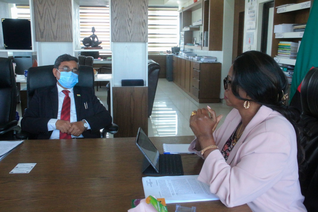 SimonMwila4's tweet photo. The India high Commissioner to Zambia paid a courtesy call on the Minister and they shared notes on matters of health and treatment of diseases. India has a large Medical and  Pharmaceutical Industry that Zambia can learn from in this partnership. https://t.co/CtdV6RpjH2