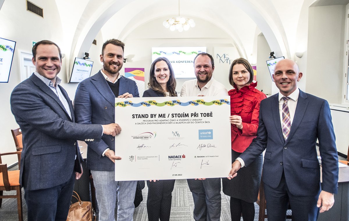 Today, DofE and @UNICEF, @msmtcr, @nadacecs, Nadace @skodacz, @mzvcr, and @intaward launched a project Stand by Me, which will enable young people to support their peers from war-torn Ukraine. It also aims to help other disadvantaged groups of young people in the future.