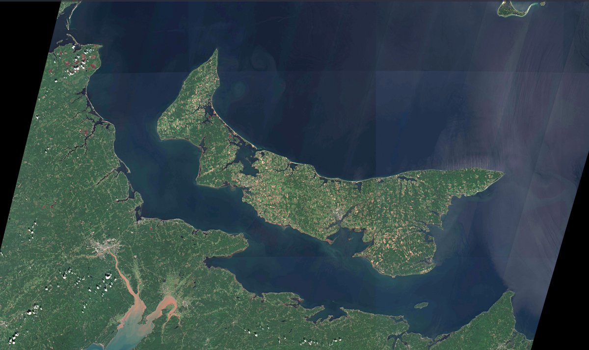 csa_asc's tweet image. This comparison of satellite images of Prince Edward Island and the Northumberland Strait, taken on August 21 and September 25, 2022, shows the extent to which the extreme wind and wave action of the storm has churned up the seafloor and eroded the coastline.