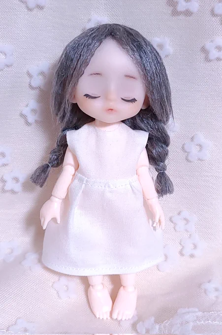 セリアドール小さい方で作りました髪もセリアで購入した毛糸でできてます 