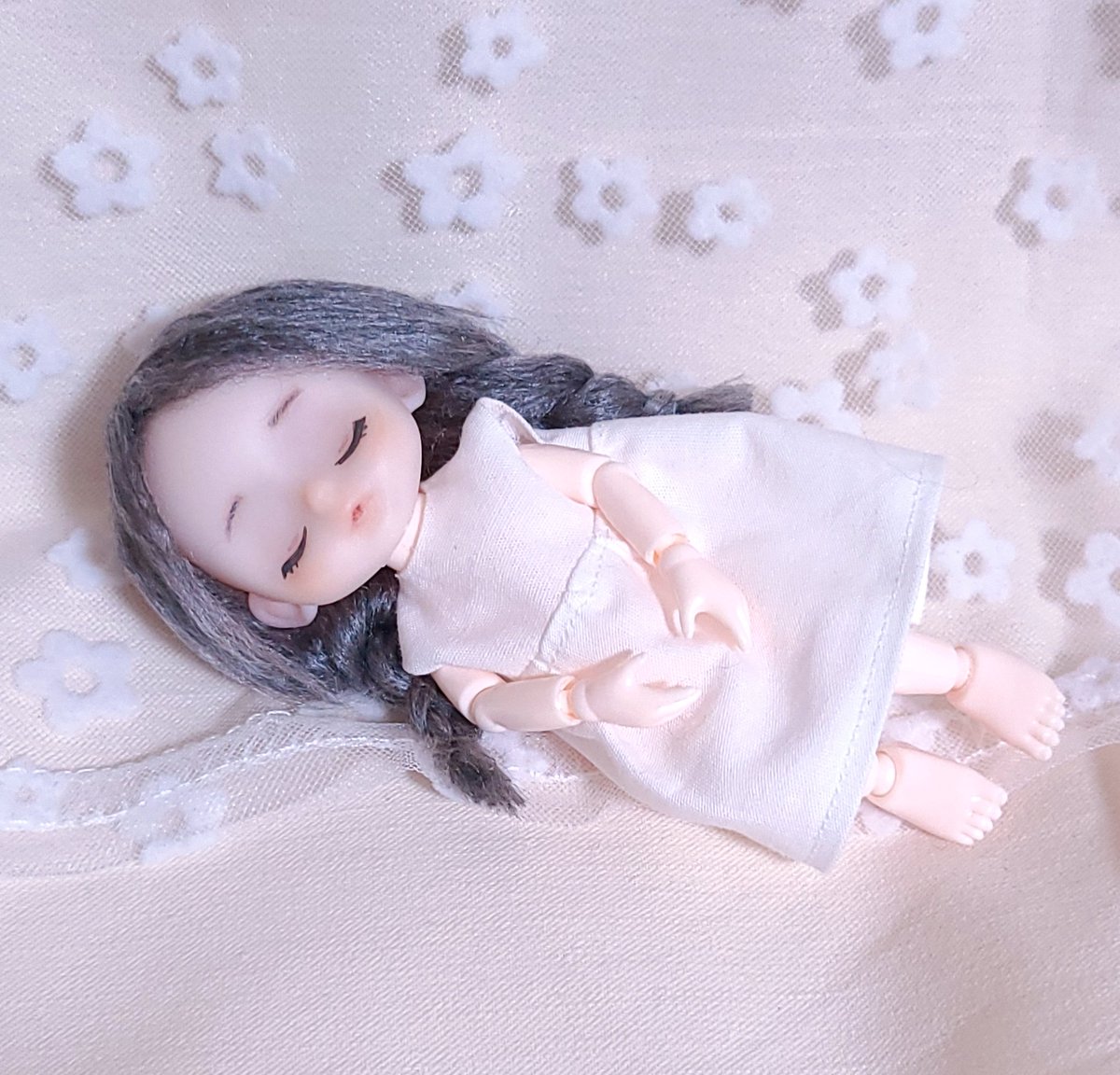 「セリアドール小さい方で作りました髪もセリアで購入した毛糸でできてます 」|まろまゆのイラスト