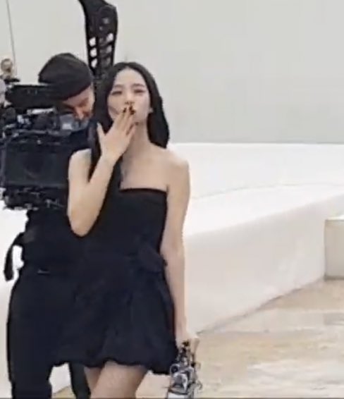 rubyjane_ni's tweet image. #JisooxDiorPFW pero q linda