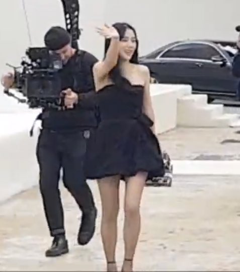 rubyjane_ni's tweet image. #JisooxDiorPFW pero q linda