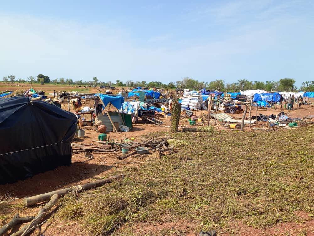 #Mali: Images (from today) of the inhabitants of Syn village affected by the rising waters of the Bani River. Several riverside localities are today threatened, including the town of Djénné, Mopti region. The current rise of Bani River exceeded the record level seen in 1978.