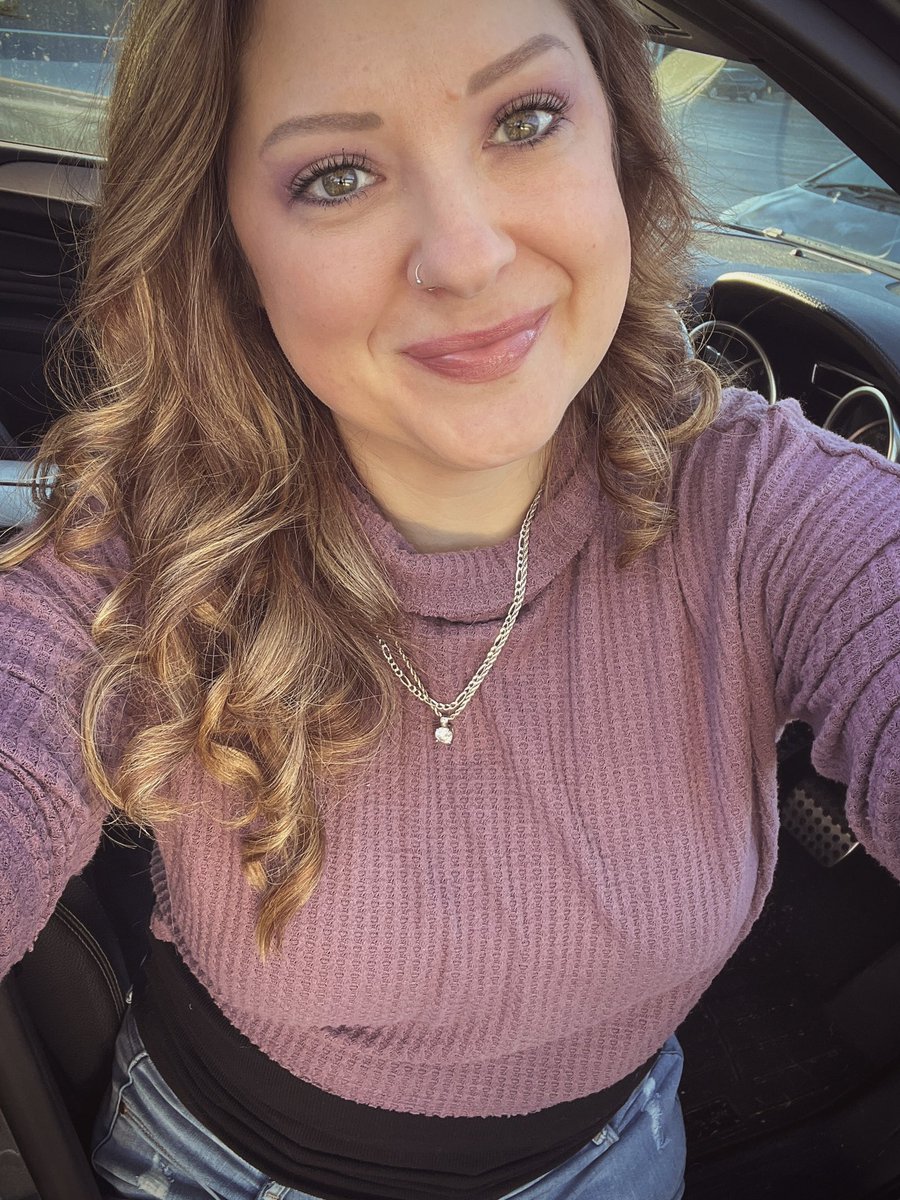 0fficialStacey's tweet image. 44 never looked this good!! 😎😁🍰🎉🎂🥳🎈🎁🌹🥃