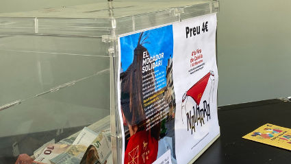 ajcalella's tweet photo. 🎀 El mocador solidari de la Fira recapta 1.370 € que aniran a la Fundació Miquel Valls per lluitar contra l’ELA

👉L’Ajuntament va posar en marxa la iniciativa amb la finalitat de recaptar fons per investigar l’ELA. L’exfutbolista Juan Carlos Unzué ha estat un dels prescriptors https://t.co/MaurxdqB9C
